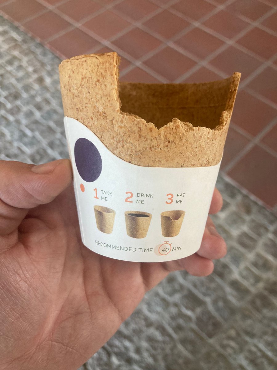 We have edible coffee cups at #DPG2022 in Regensburg. Though I'm not sure if I like the taste.