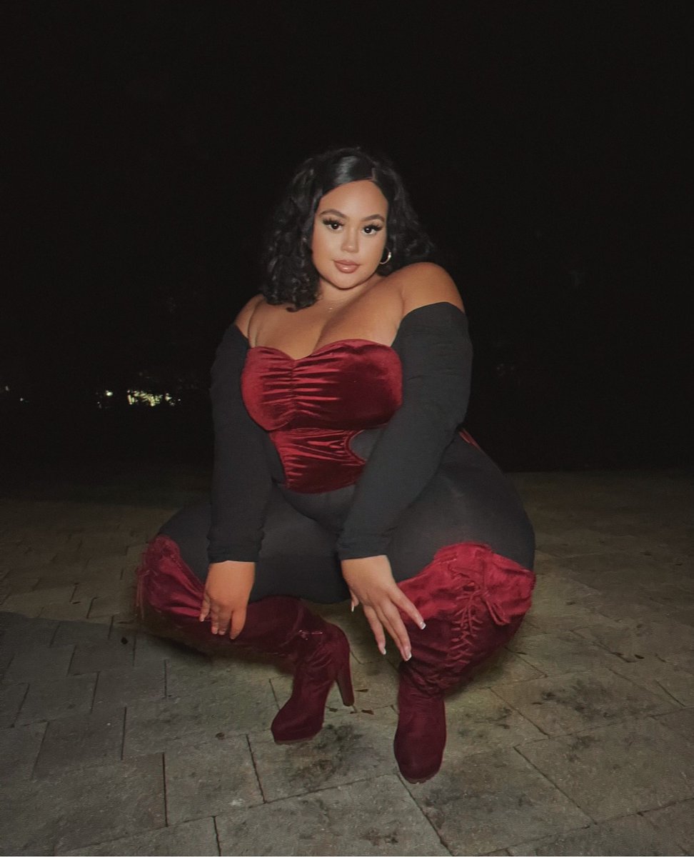 ShoeDazzle's tweet photo. Lighting the night with @phaithmontoya 🤩
#StyledinSD
Shop the Remi Over the Knee Boot --> https://t.co/ANiyk9pThq https://t.co/ILucvigoaF