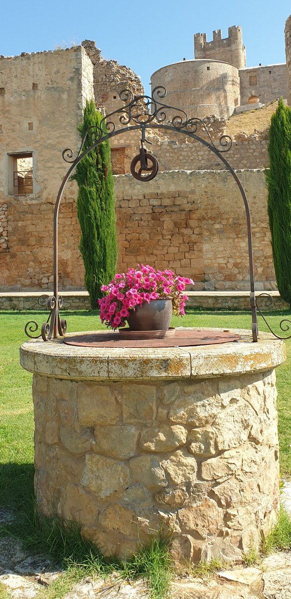malu14692's tweet photo. #circulo en el brocal del pozo, en la decoración, en el cubo del castillo, si te vas fijando encuentras montones de #circulos #36de52 #proyecto52 @mongeleon https://t.co/4vbP9bofkm