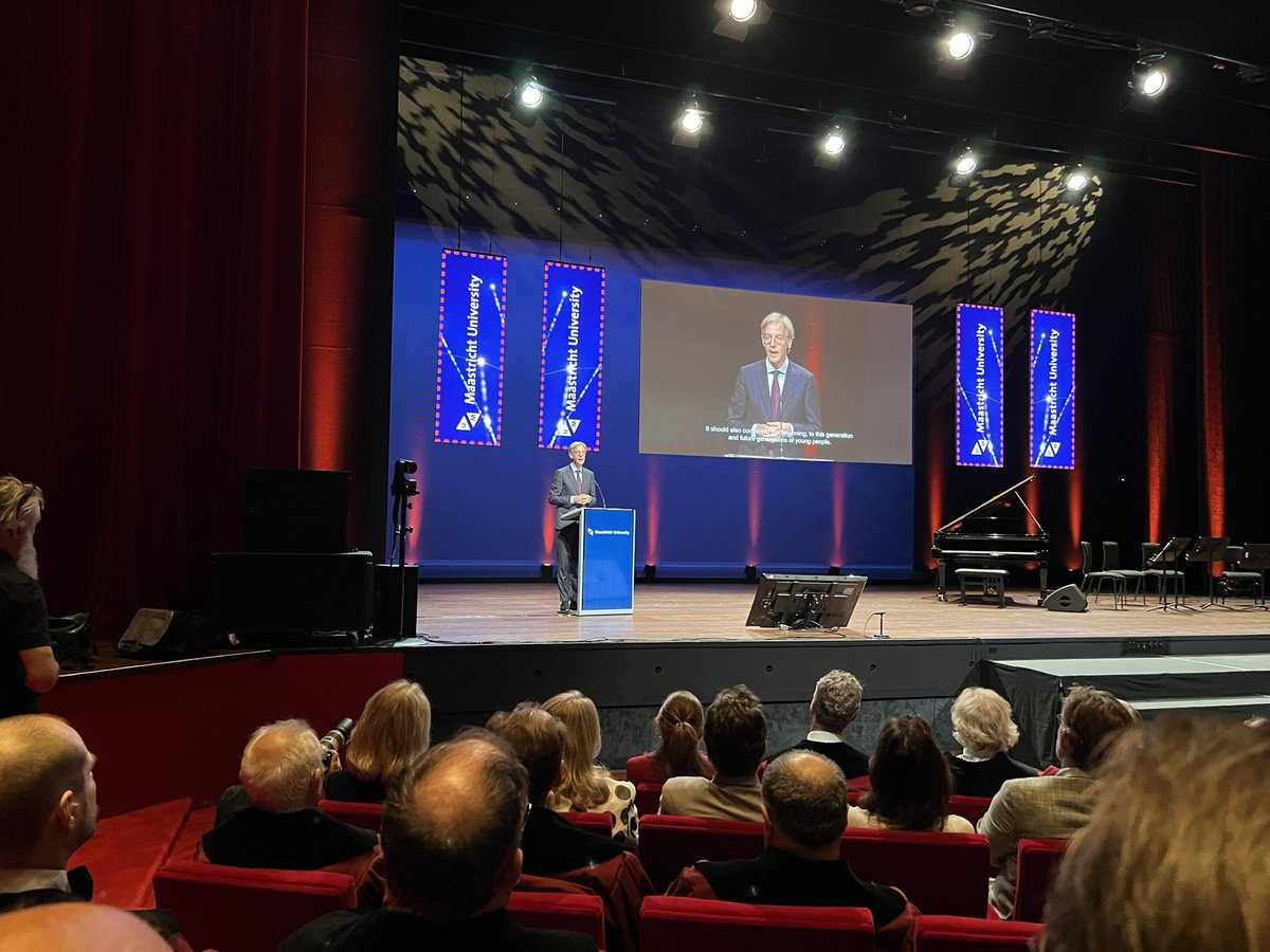 No pressure cooker but a Decompression chamber for students (and staff?!), and a fan of educational opportunities rather than a vertical model - valuable methaphors by <a href="/RHDijkgraaf/">Robbert Dijkgraaf</a> during the #OAY2022 at <a href="/MaastrichtU/">Maastricht University</a>