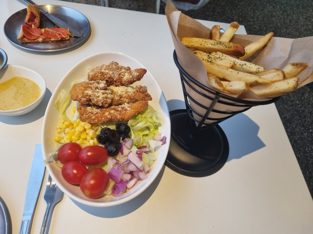 fjjiokdss's tweet photo. 부산 서면 레벨스

맥주가 생각나는 피자맛이다 전면이 유리로 되어 탁 트인 시야를 배경 삼아 맥주 한 잔 즐기기 좋은 곳이다. 맛은 실패 없는 피자 맛 https://t.co/iVDIZE4VjB