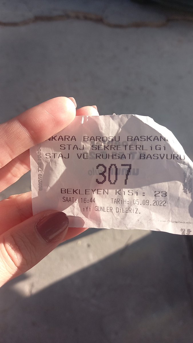 KardelenSendur's tweet photo. Ruhsat başvurusu yapmaya geldim, 16.44te numaratörden sıra aldım. 46 dakika bekledikten sonra önümde sadece 1 kişi kalmışken bana işlemimin bugün yapılamayacağı, ertesi sabah tekrar gelmem gerektiği söylendi. Baronun adli tatili bitmedi herhalde 🙄 @ankarabarosu @AHGAnkara https://t.co/OTTD3hbeW8