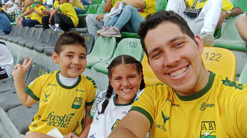 juancamilo1205's tweet photo. Las redes hicieron su magia, muchas gracias a todos por alzar su voz. hemos encontrado al padre de familia con sus 2 hijos. Para ellos valdrá la pena cada segundo que pasaron bajo esa tormenta apoyando al equipo 🙏🏾💪🏾🟡🟢🔰🐆 #HinchadaFiel  @ABucaramanga https://t.co/kJggllAwze