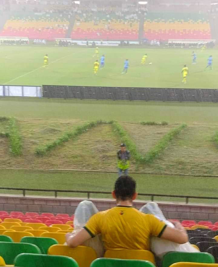 juancamilo1205's tweet photo. Las redes hicieron su magia, muchas gracias a todos por alzar su voz. hemos encontrado al padre de familia con sus 2 hijos. Para ellos valdrá la pena cada segundo que pasaron bajo esa tormenta apoyando al equipo 🙏🏾💪🏾🟡🟢🔰🐆 #HinchadaFiel  @ABucaramanga https://t.co/kJggllAwze