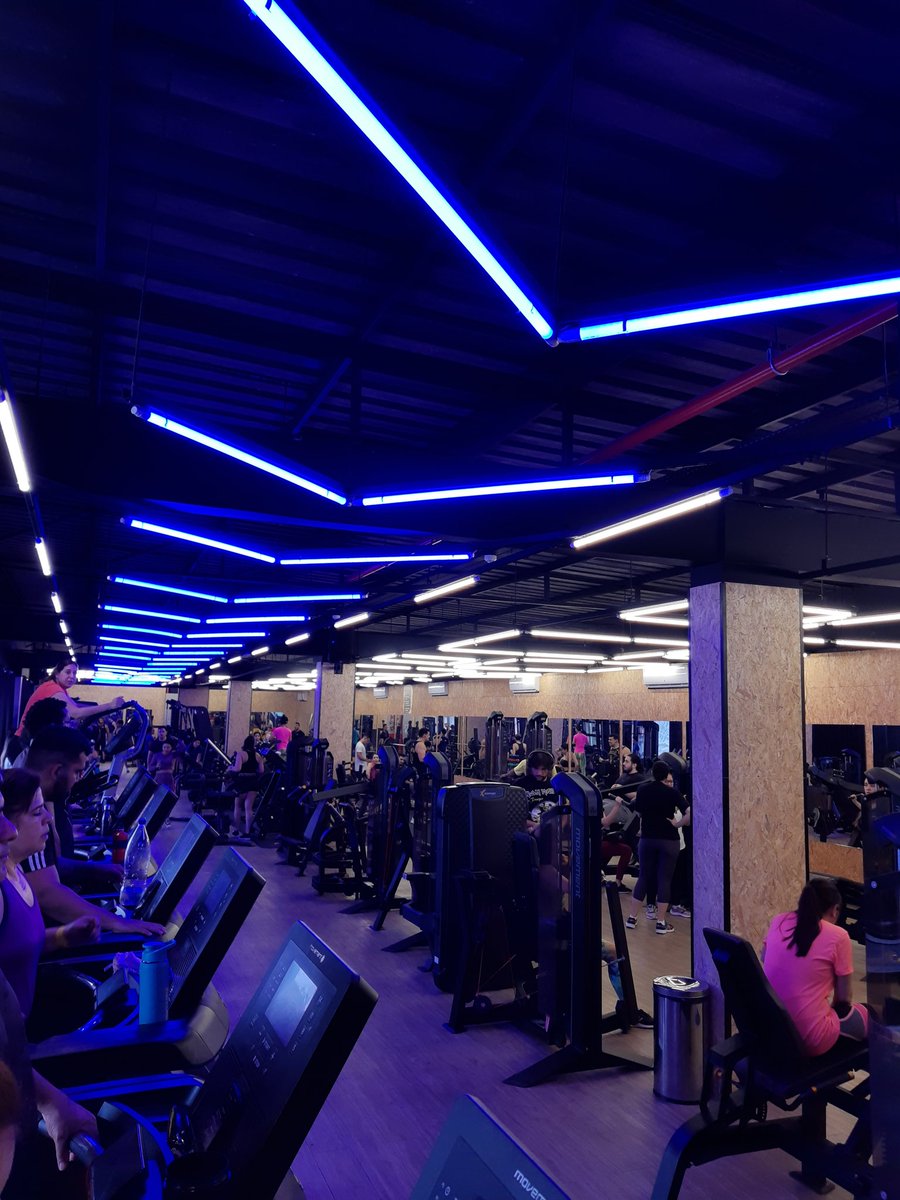 IldoNery's tweet photo. Feriado local. O problema de malhar no feriado é que o horário da academia é bem reduzido, e as principais lotam demais. Tentei malhar na unidade do Santos Dumont, não consegui nem estacionar. Na unidade Pq das Laranjeiras consegui pelo menos entrar. #lotada https://t.co/wEp9YHWXOn