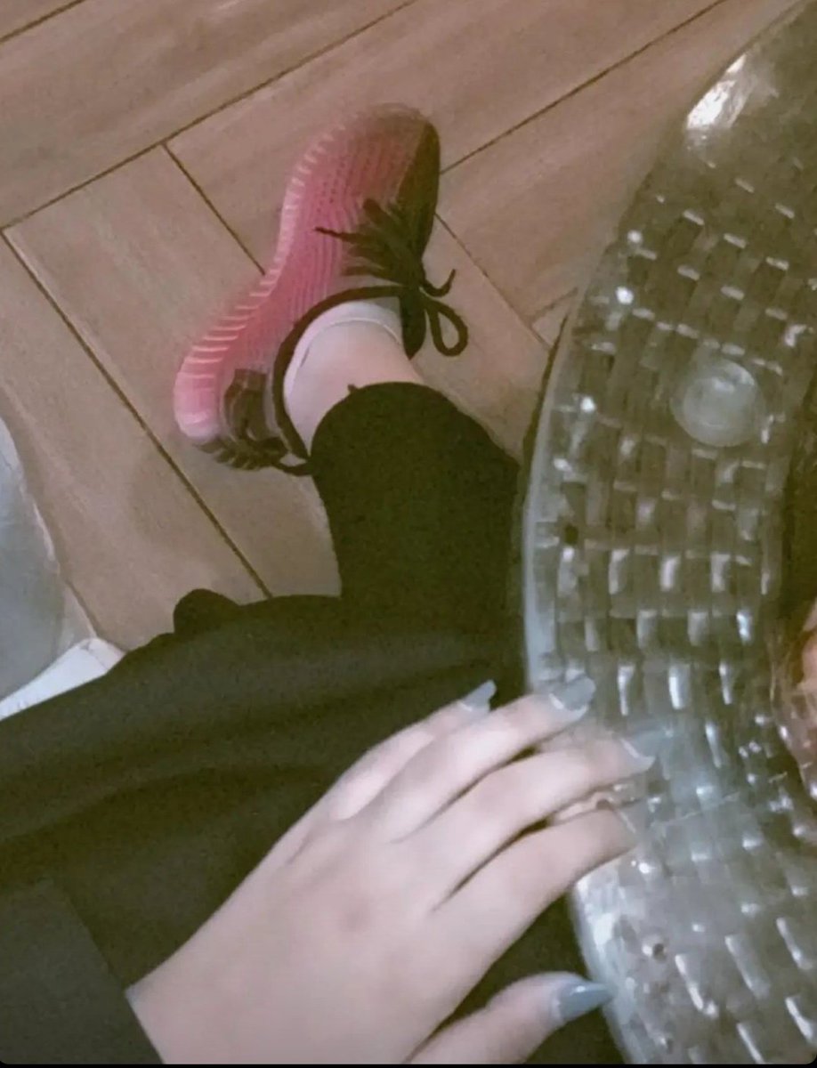 أنتمي لعائلة تصنع من البنات صقوراً قوية لا يُكسر لها جناح🖤🦋