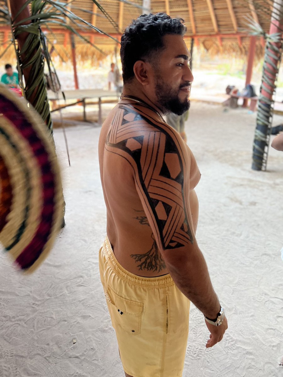 favelaeods's tweet photo. Hoje é o #diadaamazonia e eu queria dizer: TE AMO, AMAZÔNIA.  A tua importância. A tua energia. O teu significado. Como eu quero que o mundo te queira de pé. Mãe e vidas da Amazônia, VIVAS! O nascer e renascer passa por ti. E eu sou grato a isso! 🌳
@amazoniamaedobr https://t.co/uFjeRs3s4M