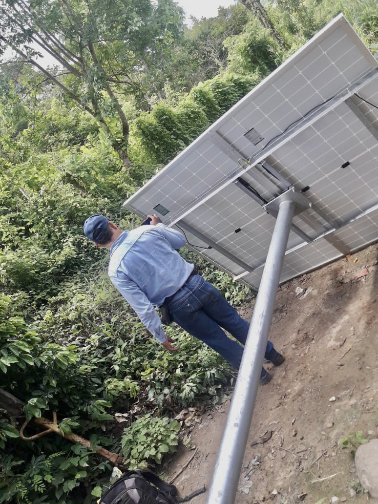 FmpGerencia's tweet photo. Para nosotros es indispensable la seguridad en nuestros sistemas de energía solar fotovoltaica, por ello, nuestro equipo cuenta con toda la experiencia técnica durante las instalaciones en los más de 3.900 familias beneficiarias en #Energiasolarparatodos https://t.co/IEPZj1Spkm