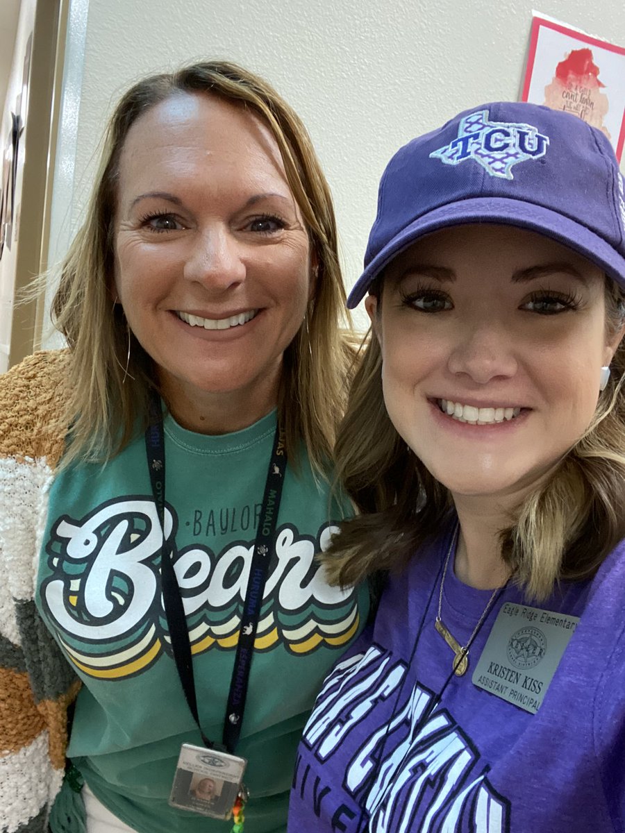 kkissteaches's tweet photo. College colors day was the best! 💜💜 https://t.co/SBoY4ytuDI