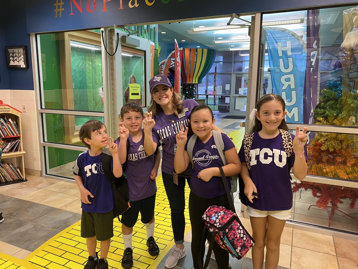 kkissteaches's tweet photo. College colors day was the best! 💜💜 https://t.co/SBoY4ytuDI
