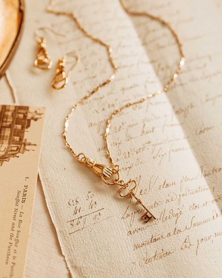 lestrixievixie's tweet image. hi! i'm trixie &amp;amp; i'm new to #studytwt #studytwtph 🤍

⚜️ basic info ⚜️
'03, she/her, libra, infj, 1st year college

↻ &amp;amp; ♡ to be mutuals!