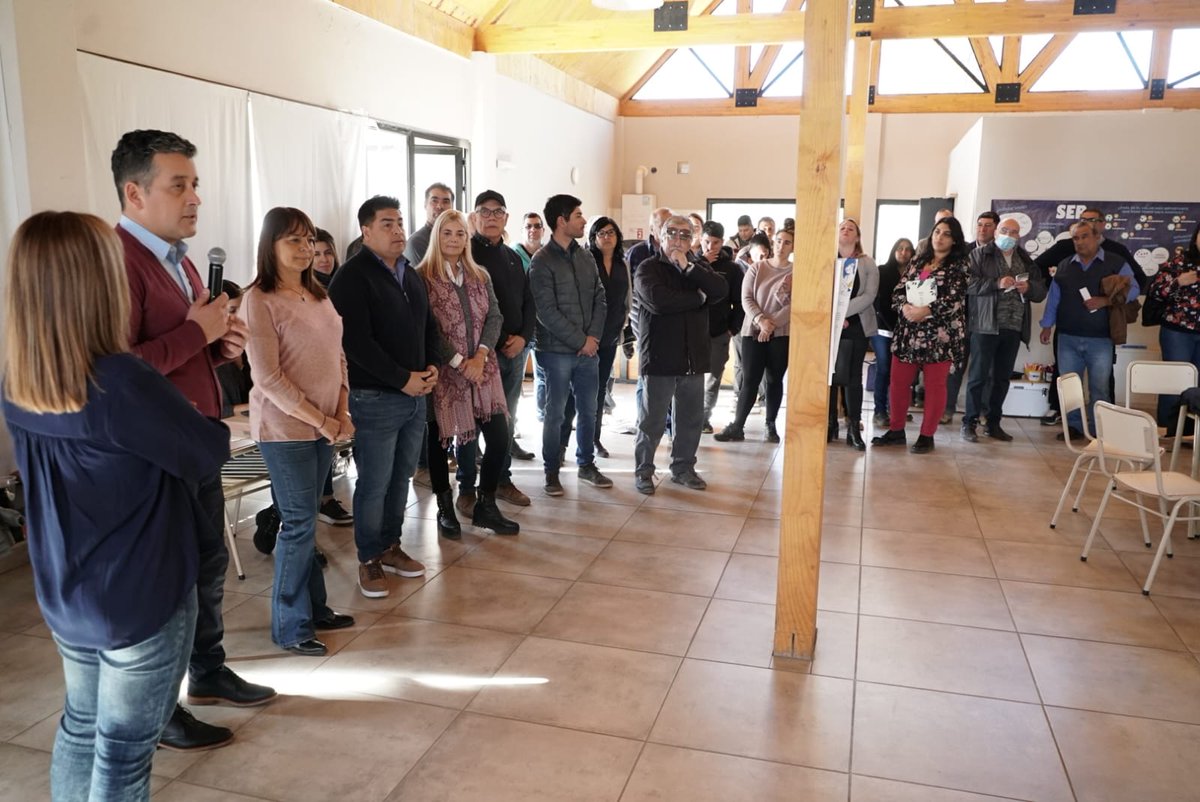 Javier_RiveroOK's tweet photo. #ahora en #alumine junto a @AlamoGabrielM compartiendo una nueva convocatoria del CENEU (Centro de Estudios del Neuquen) 

#CENEU
#neuquen
@DiputadosMPN https://t.co/5sGfkdfv3i