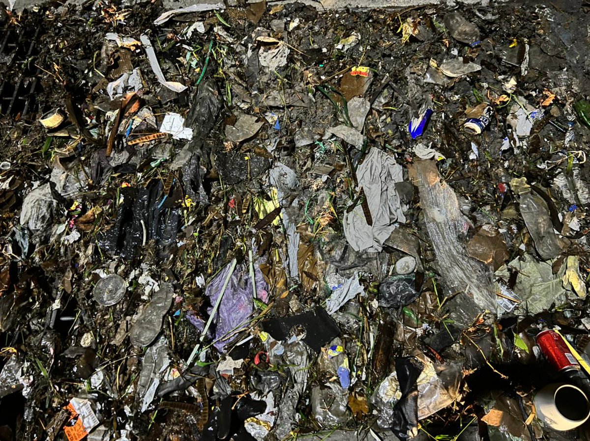 GobSanNicolas's tweet photo. La basura que se tira en las calles termina obstruyendo coladeras y drenajes, causando encharcamientos e inundaciones

La próxima vez que pienses "Es solo una botella, ¿Qué puede pasar?" recuerda estas imágenes ¡Nuestra ciudad NO es un bote de basura! #NoLaTires

@daniel_carrillo https://t.co/oePLGtMzYl