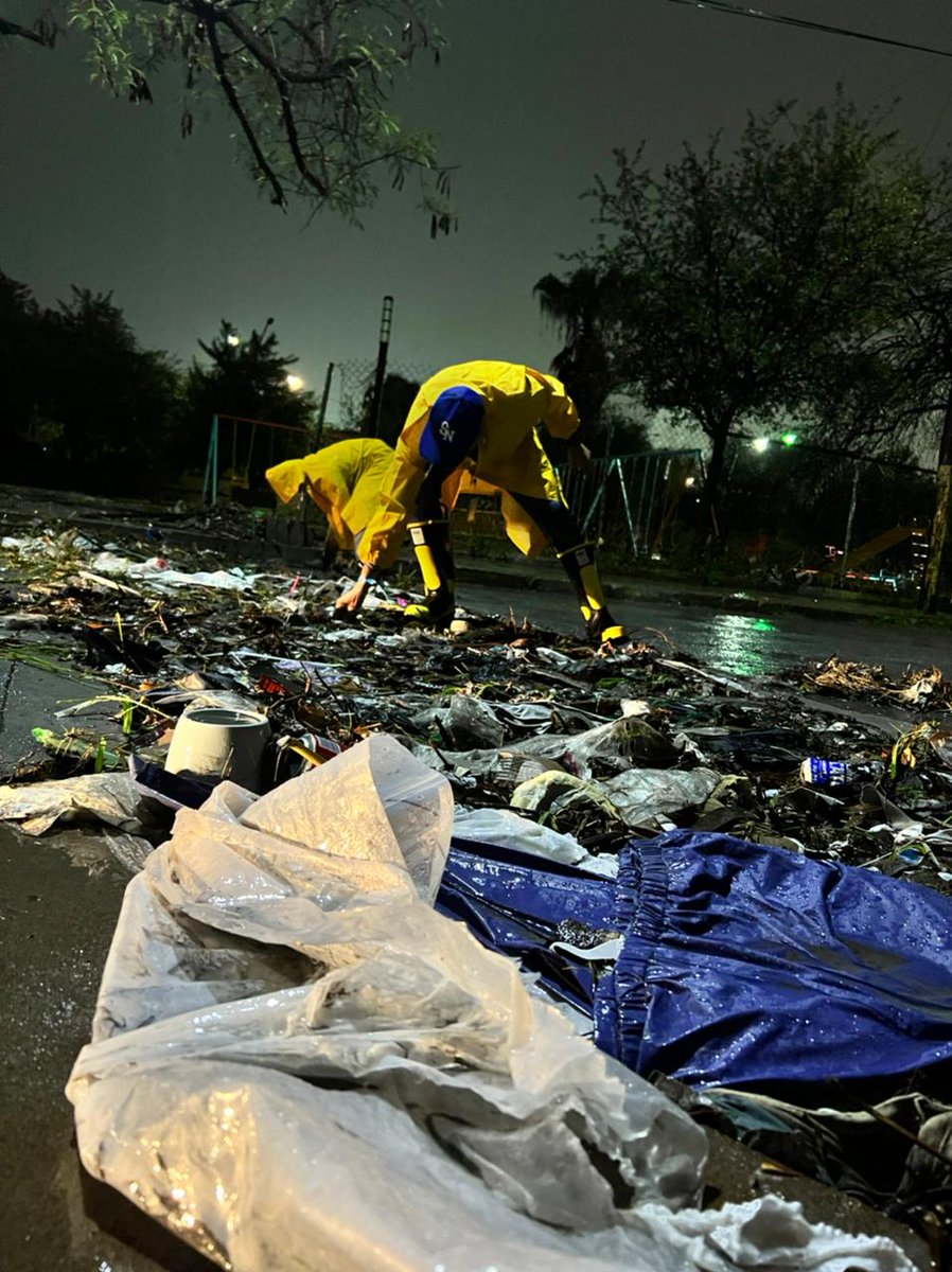GobSanNicolas's tweet photo. La basura que se tira en las calles termina obstruyendo coladeras y drenajes, causando encharcamientos e inundaciones

La próxima vez que pienses "Es solo una botella, ¿Qué puede pasar?" recuerda estas imágenes ¡Nuestra ciudad NO es un bote de basura! #NoLaTires

@daniel_carrillo https://t.co/oePLGtMzYl