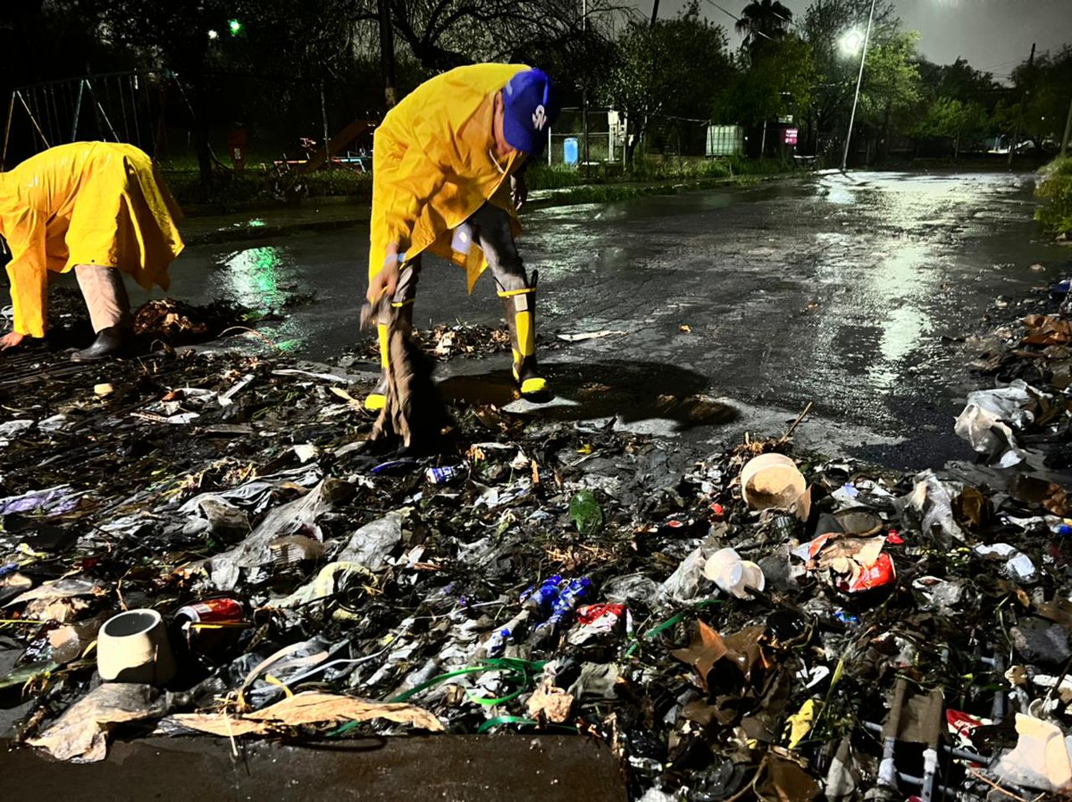 GobSanNicolas's tweet photo. La basura que se tira en las calles termina obstruyendo coladeras y drenajes, causando encharcamientos e inundaciones

La próxima vez que pienses "Es solo una botella, ¿Qué puede pasar?" recuerda estas imágenes ¡Nuestra ciudad NO es un bote de basura! #NoLaTires

@daniel_carrillo https://t.co/oePLGtMzYl