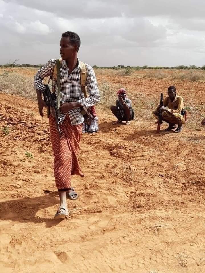 Cabdika61701761's tweet photo. #DEGDEG 
Ciidanka muwaadinin a Beelwaynta #Baadacade oo alshaab qasaara xoogle ugaytay gobalka Hiiraan:

#Aaway 👍 sanbaloolshe https://t.co/5WtDBHGcvI