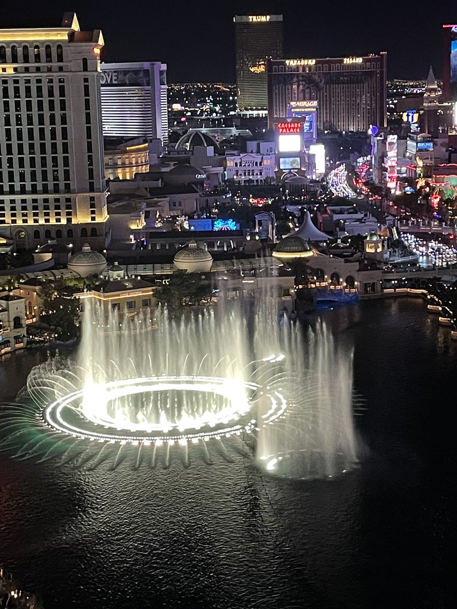 JustinSully02's tweet photo. Fantastic balcony view #LasVegas https://t.co/73hHp7KPEa
