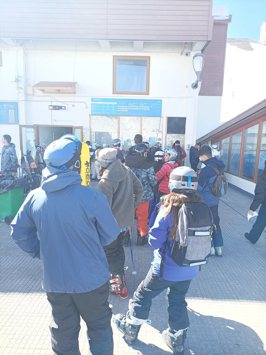 NatyPex's tweet photo. @Valle_Nevado atendiendo en 1 sola caja, un día que ofrecen 2x1 dónde evidentemente habrá más gente! 
Y quiénes compramos tarifa completa y online (para hacerlo expedito) hemos Sido kinda #scammed

Ni @elcoloradofare se atreve a tanto https://t.co/gGjIbWqQUV