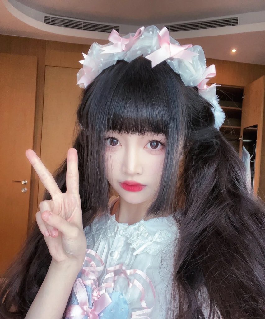 MawNova's tweet photo. 意淫 #射屏 #绿帽 #出卖 #女友 #绿帽奴 #肉便器  #丝袜 受不了了 来贡献女友 求私信一起玩  想看爸爸们射满她的小脸 想看合照看射屏 让这榨精脸好好伺候你 你问我答来听听小骚货怎么被操的 https://t.co/OpFGI8artI