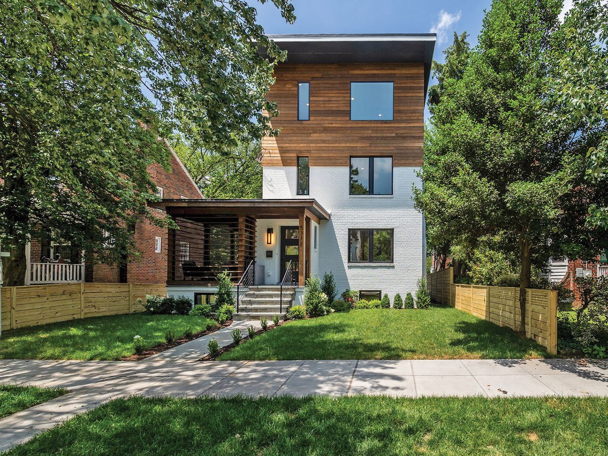 HandDPortfolio's tweet image. Kuhn converted a single-story structure in Washington’s AU Park into a three-story, five-bedroom home.

ARCHITECTURE: Jonathan Kuhn Architect
📸: AF Wright Photography

#handdportfolio #top100architects #dcarchitecture #dc