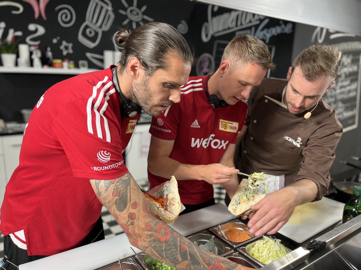 _YIFA_'s tweet photo. Der Bundesliga-Vierte @fcunion und Kapitän Christopher Trimmel zu Gast auf der #YIFA und in der WG-Küche von @Mori09TV. https://t.co/M0GKVx6Vwi