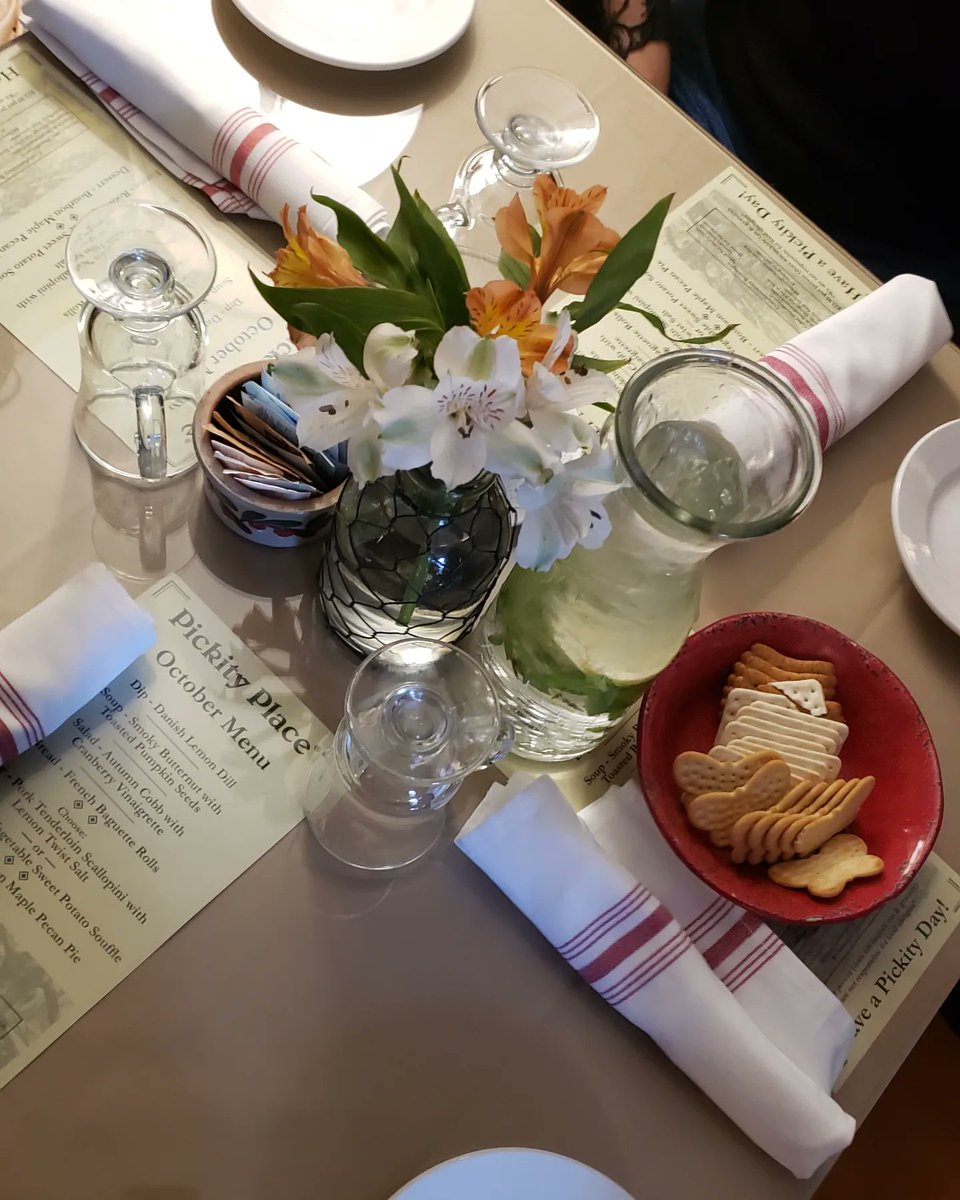 ARealGirlReview's tweet photo. Read all about this great place that inspired the illustrations for Little Red Riding Hoods adventure. And more places to visit this #fall
#newhampshire
#picketyplace
#restaurants
#NewEngland
⬇️⬇️
https://t.co/5miBfLBwkV https://t.co/OO9uYbik1J