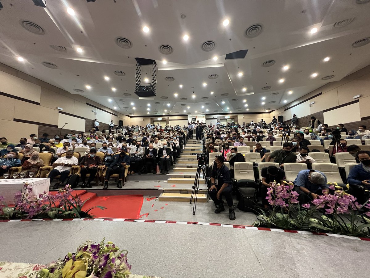 Khairykj's tweet photo. Was back in Sarawak GH this evening for the Health White Paper’s first state townhall session. Two hours of fantastic insights which will guide the preparation of our #HWP. https://t.co/esWD9C07mf