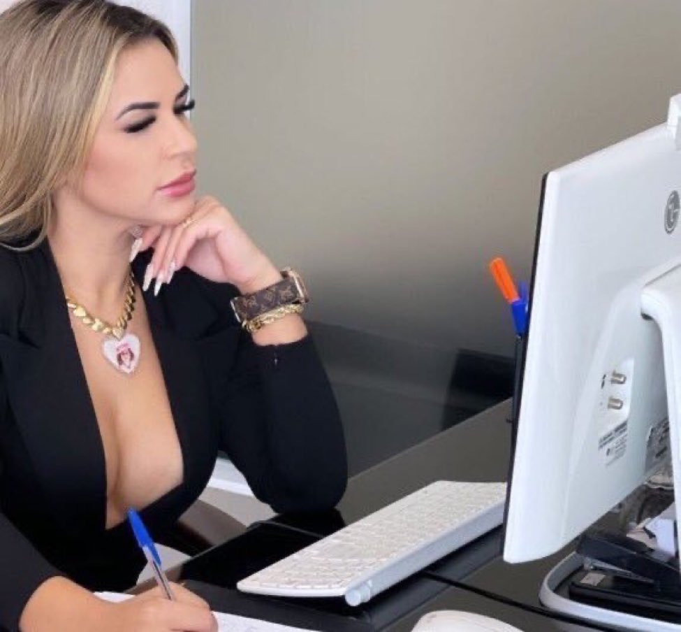 EstudanteDepres's tweet image. Eu cheia de coisas pra estudar fazendo meu carrinho na shein