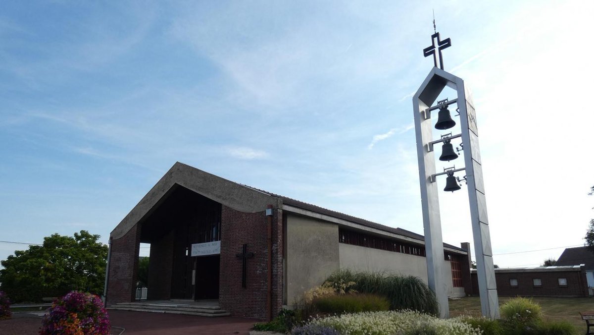 CourrierPicard's tweet photo. À Eppeville, le clocher est installé à côté de l’église Saint-Martin #Eppeville #Somme #Picardie #Insolite  https://t.co/LqSWZVshVq https://t.co/TYtkqVumlV