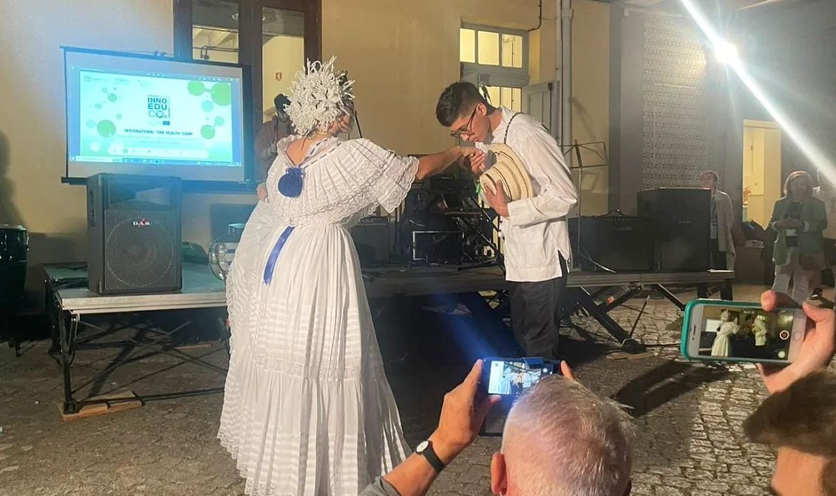 TReporta's tweet photo. Los estudiantes Luzdemis Lezcano y Demzel Caballero, ganadores del primer certamen de cortometraje del Proyecto Climántica, deleitaron al público del Campus Universitario de Aveiro, en Portugal, con el baile El Punto y nuestro vestido típico. @MeducaPma #TReporta https://t.co/2Xv4QcAQRQ