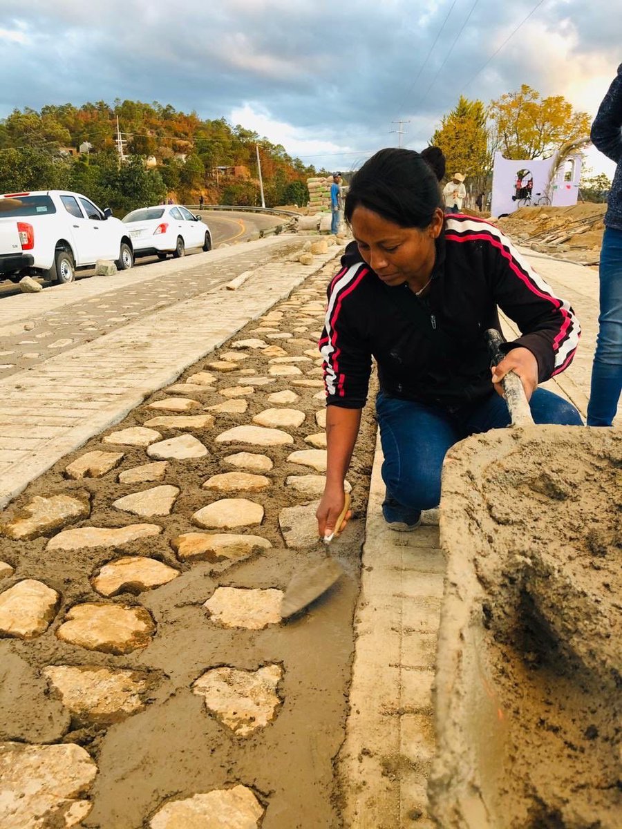 DEELAYUUK's tweet photo. ¡Principio y fin, raíz y horizonte, luz y esperanza en la historia y el devenir de nuestros pueblos!

En el #DiaInternacionalDeLaMujerIndigena honramos la justa y digna lucha de las mujeres indígenas por el reconocimiento y el ejercicio de sus derechos inalienables. https://t.co/6bhCj5iNzg