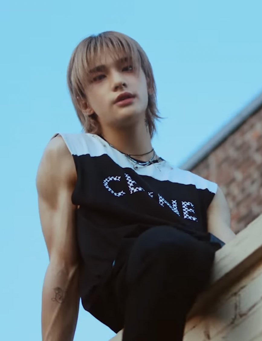 HYUNJIN ARMS MUSCLES VEINS TATTOO OMFG