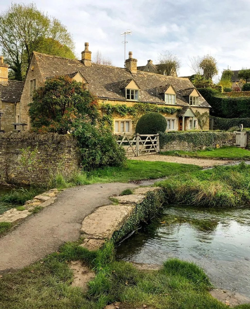 cotswolds_uk's tweet photo. ✨Upper Slaughter✨
The Cotswolds village of Upper Slaughter is also known as a 'Thankful' or 'Blessed Village', as it lost none of its men in WWI, thankfully, all serving personnel returned home safely!
Beautiful images by janet.comer (IG)
#visitthecotswolds #upperslaughter https://t.co/vNr9FVZhvF