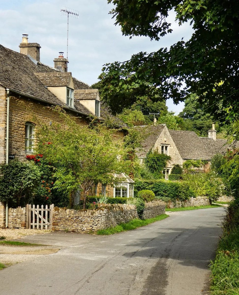 cotswolds_uk's tweet photo. ✨Upper Slaughter✨
The Cotswolds village of Upper Slaughter is also known as a 'Thankful' or 'Blessed Village', as it lost none of its men in WWI, thankfully, all serving personnel returned home safely!
Beautiful images by janet.comer (IG)
#visitthecotswolds #upperslaughter https://t.co/vNr9FVZhvF