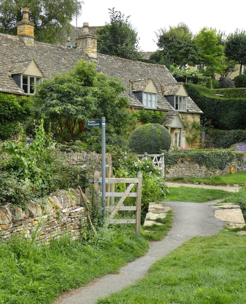 cotswolds_uk's tweet photo. ✨Upper Slaughter✨
The Cotswolds village of Upper Slaughter is also known as a 'Thankful' or 'Blessed Village', as it lost none of its men in WWI, thankfully, all serving personnel returned home safely!
Beautiful images by janet.comer (IG)
#visitthecotswolds #upperslaughter https://t.co/vNr9FVZhvF