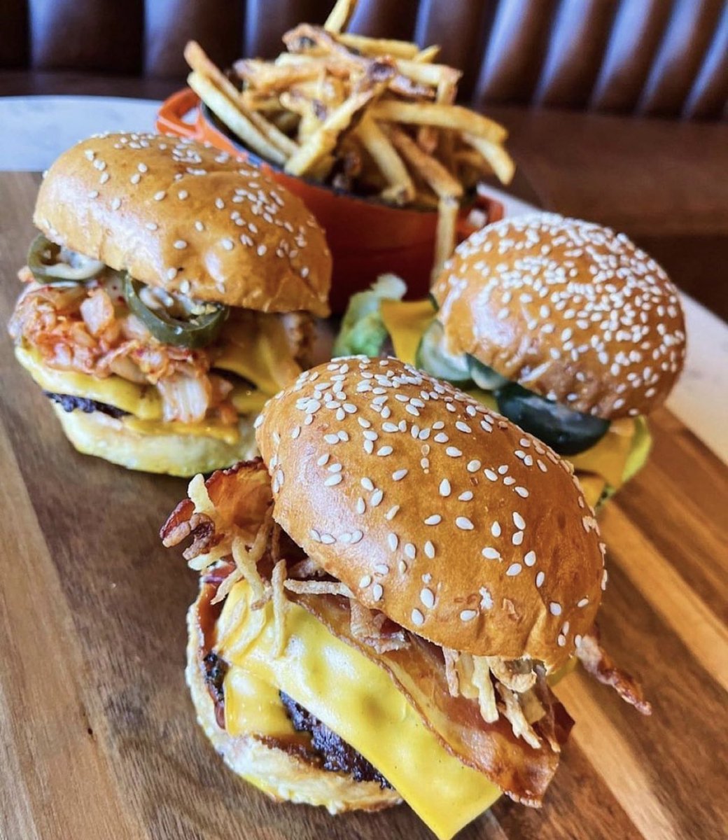 Throwing a Labor Day party?
Let us take care of the eats for ya. 
Burgers &amp; crispy fried chicken sand available for delivery or pick up from @whiskeydiner. 
Check your apps to order. 
#geeburgernow