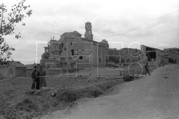 Soldados republicanos delante de la iglesia destruida en #Belchite, Zaragoza, durante la Guerra Civil española en septiembre de 1937. #EFEfototeca