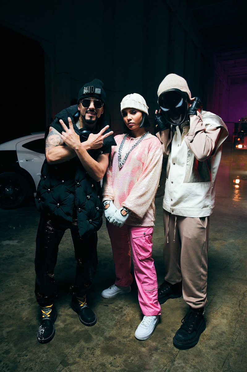 es_yissii's tweet photo. No les había mostrado esto por aquí 😮‍💨 #nuncaypico @yandeloficial @maluma @eladiocarry_on https://t.co/R3XGZUDVnl