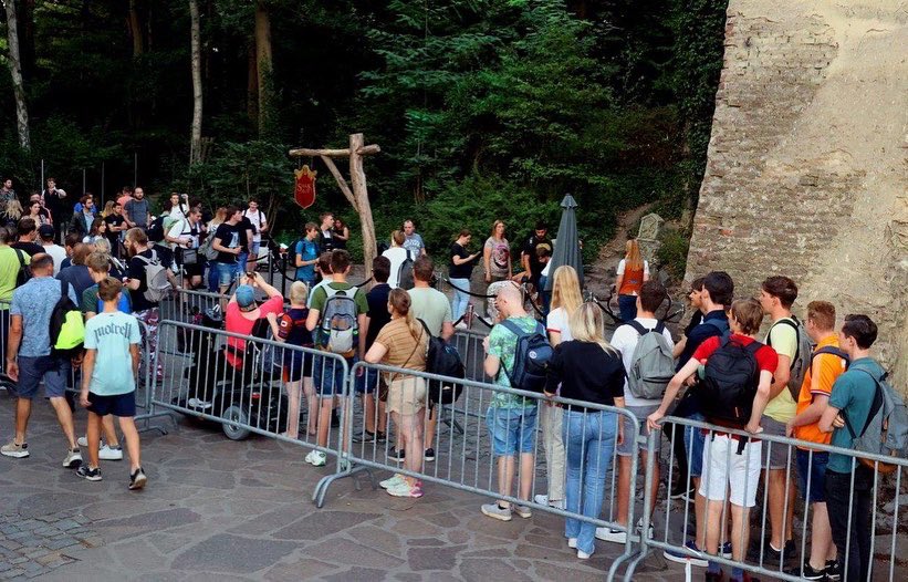 Bart_Meesters's tweet photo. Afgelopen week heel wat uurtjes doorgebracht in de Efteling. Voor lokale en landelijke media vele foto &amp; video opname’s gemaakt. Er was iets met een boek &amp; een spookslot ofzo….? https://t.co/sIkjzq2uXA