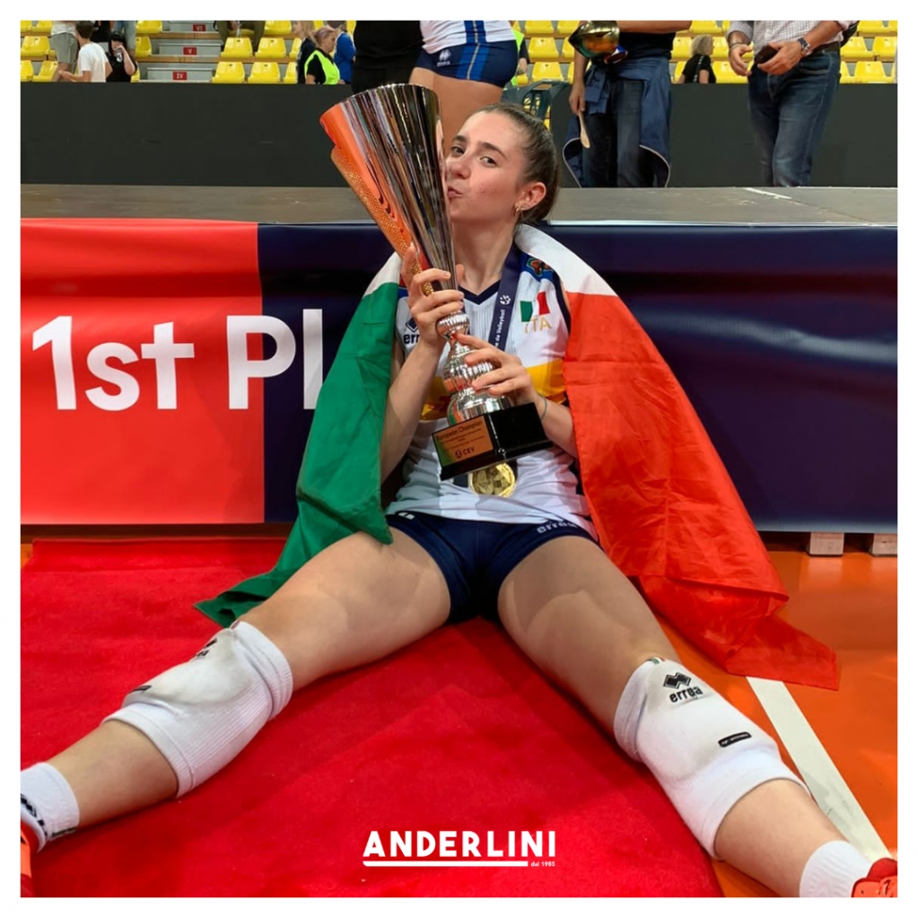 🏅 POLVERE DI STELLE🏅

Un grandioso risultato porta a Modena un po' di ORO EUROPEO grazie alla nostra Arianna Gambini!

Bravissima Ari, tutto la squadra e lo staff della Nazionale per questo storica medaglia d'oro di #EuroVolleyU19W 

#orgoglioanderlini