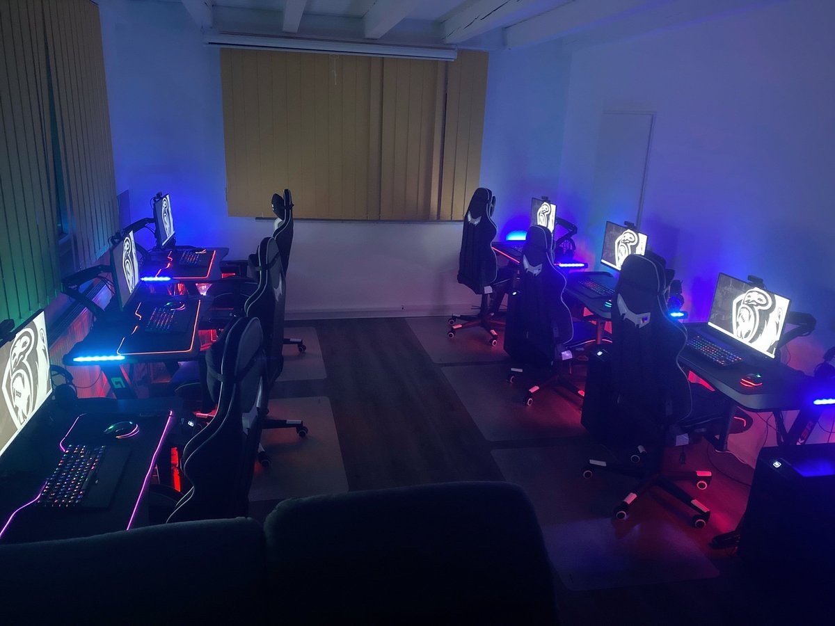 WeSports_Main's tweet photo. Noch mal vor der nächsten @BeingEsports Meisterschaft Confidence sammeln oder den Teamspirit pushen? Bis zum 15.9 habt ihr noch die Chance, als #PUBG Team bei einer Buchung 25 % zu sparen. 

➡️https://t.co/43ZB2Vstk4

#Bootcamp #Training #gamingroom #lanparty #aktion #eSports https://t.co/AsrEmXJVxe