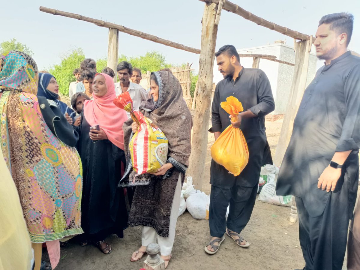 Waqasawanppp's tweet photo. ہے عظیم یہ امر,کر خدمت محتاجوں کی
نہیں ملتا یہ اجر,امیروں کے دربار میں

ممبر سندھ کونسل @SMoazzamQureshi , ممبر سندھ اسمبلی سعدیہ جاوید اور تنزیلہ ام حبیبہ و دیگر ضلع بدین کے مختلف علاقوں میں سیلاب سے متاثرہ افراد میں راشن اور امدادی سامان تقسیم کرتے ہوئے.

#FloodinPakistan https://t.co/D0FIs0lUBE