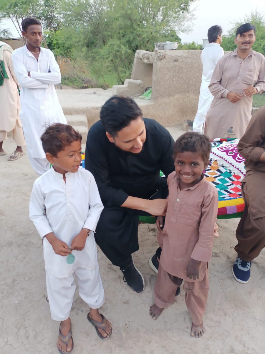 Waqasawanppp's tweet photo. ہے عظیم یہ امر,کر خدمت محتاجوں کی
نہیں ملتا یہ اجر,امیروں کے دربار میں

ممبر سندھ کونسل @SMoazzamQureshi , ممبر سندھ اسمبلی سعدیہ جاوید اور تنزیلہ ام حبیبہ و دیگر ضلع بدین کے مختلف علاقوں میں سیلاب سے متاثرہ افراد میں راشن اور امدادی سامان تقسیم کرتے ہوئے.

#FloodinPakistan https://t.co/D0FIs0lUBE