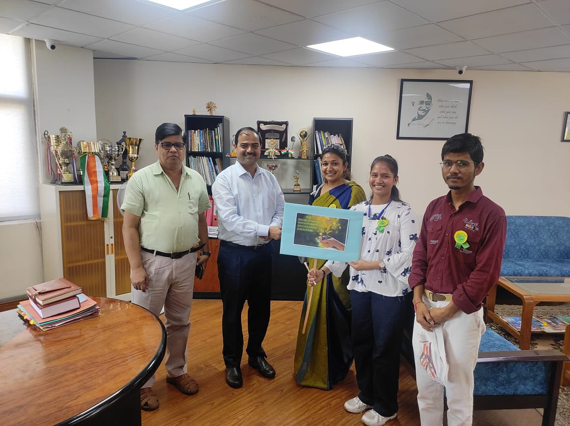 macnss's tweet photo. In this, We raise awareness towards Tree Plantation by explaining our Teachers the importance of Trees. We also distributed Eco friendly Seed Pens, which once used, could be sown to grow Trees. 
#macnss #treeplantation #TeachersDay @YASMinistry @EduMinOfIndia @_NSSIndia @NssrdD https://t.co/9ypLXslsKG