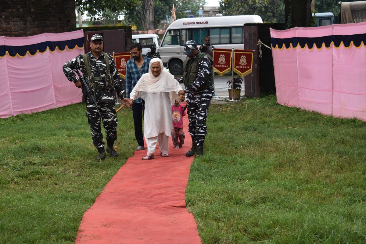 jammusector's tweet photo. #121Bn organised #Medical camp at vill-Karroh, Lakhanpur, Kathua (J&amp;K) under #CivicActionProgramme. Unit Doctor and Paramedical  examined needy people from local area and distributed medicines for their better health. #MedicalCampByCRPF
#CRPFinServiceToHumanity https://t.co/7fHCIOxZ2y
