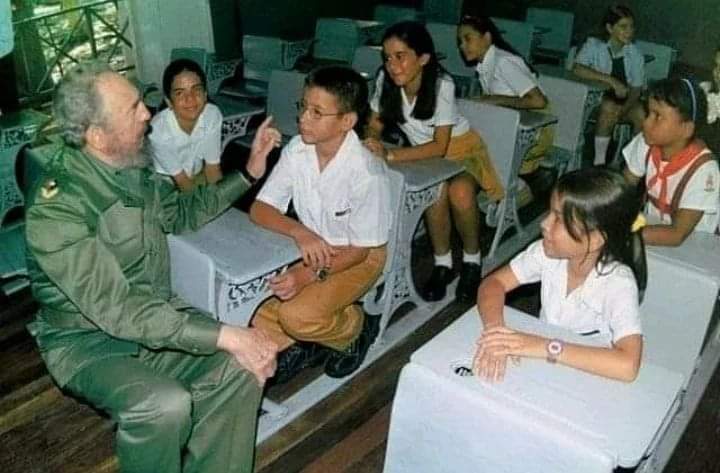 #FidelEnUnaFrase
"Una revolución educa, una revolución combate la ignorancia y la incultura, porq en la ignorancia y en la incultura están los pilares sobre los q se sostiene todo el edificio de la mentira, todo el edificio de la miseria, todo el edificio de la explotación"