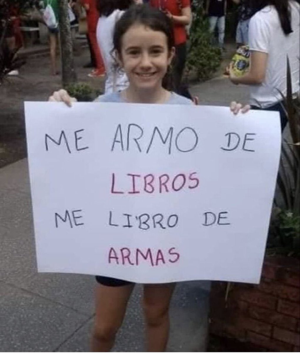 CEIP_R_Camacho's tweet photo. Estamos a preparar a nosa biblioteca, ese lugar de encontros, afectos e sororidade. Coa mellor das armas👇🏾 https://t.co/QnAf6M5xeQ