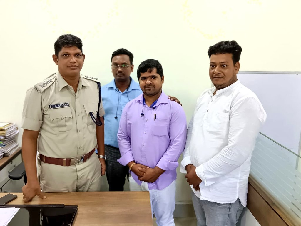 OfficialTeamATA's tweet photo. ଆଜି @OfficialTeamATA ର ସଦସ୍ୟମାନେ ସମ୍ମାନନୀୟ ଆରକ୍ଷୀ ଅଧିକ୍ଷକଙ୍କ ସହ ସାକ୍ଷାତ କରି ବସ୍ତି ଅଞ୍ଚଳରେ ହେବାକୁ ଥିବା ଜନତା ପୋଲିସ୍ କାର୍ଯ୍ୟକ୍ରମ କିପରି ସୁଚାରୁ ରୁପେ ଅନୁଷ୍ଠିତ ହୋଇପାରିବ,ସେ ସମ୍ବନ୍ଧରେ ଆଲୋଚନା କରିବା ସହ ଏହି କାର୍ଯ୍ୟ ସମ୍ପାଦନାରେ ଅନୁଷ୍ଠାନର ସମ୍ପୂର୍ଣ୍ଣ ସହଯୋଗ ପାଈଁ ପ୍ରତିଶ୍ରୁତି ମଧ୍ୟ ଦେଇଥିଲେ
@SPPuri1 https://t.co/8SQibbEpB3