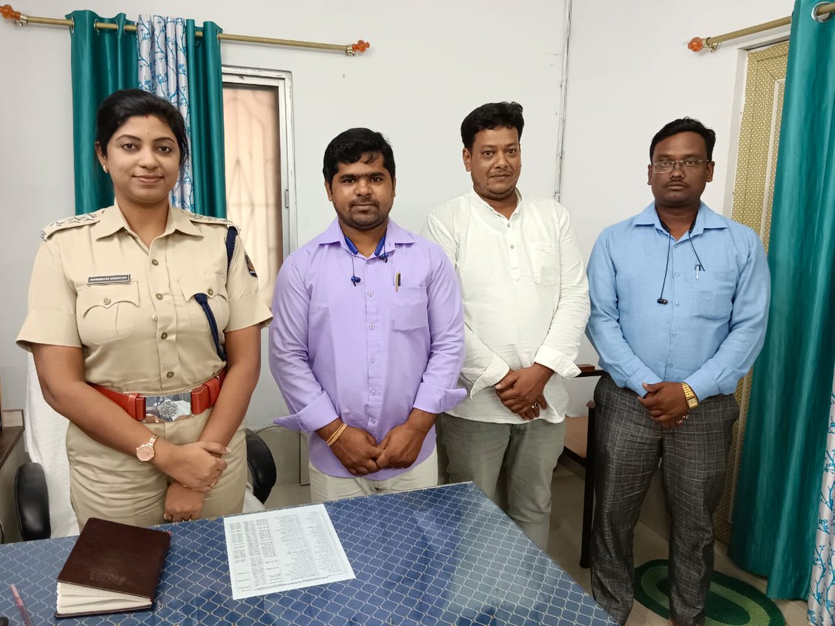 OfficialTeamATA's tweet photo. ଆଜି @OfficialTeamATA ର ସଦସ୍ୟମାନେ ସମ୍ମାନନୀୟ ଆରକ୍ଷୀ ଅଧିକ୍ଷକଙ୍କ ସହ ସାକ୍ଷାତ କରି ବସ୍ତି ଅଞ୍ଚଳରେ ହେବାକୁ ଥିବା ଜନତା ପୋଲିସ୍ କାର୍ଯ୍ୟକ୍ରମ କିପରି ସୁଚାରୁ ରୁପେ ଅନୁଷ୍ଠିତ ହୋଇପାରିବ,ସେ ସମ୍ବନ୍ଧରେ ଆଲୋଚନା କରିବା ସହ ଏହି କାର୍ଯ୍ୟ ସମ୍ପାଦନାରେ ଅନୁଷ୍ଠାନର ସମ୍ପୂର୍ଣ୍ଣ ସହଯୋଗ ପାଈଁ ପ୍ରତିଶ୍ରୁତି ମଧ୍ୟ ଦେଇଥିଲେ
@SPPuri1 https://t.co/8SQibbEpB3