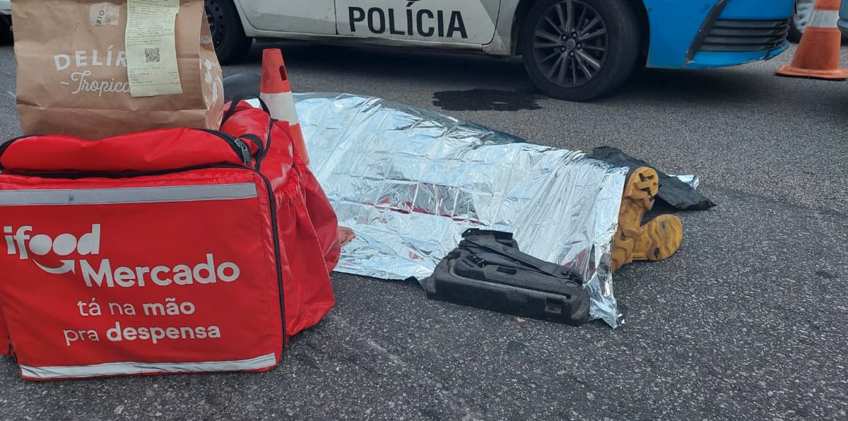 Yuri morreu fazendo entrega para o <a href="/iFood/">iFood</a>. 11 dias depois, sua conta foi desativada por ‘má conduta’. A família não recebeu auxílio-funeral e seguro de vida prometidos pela empresa. Os irmãos de Yuri tiraram uma foto do último lanche que seria entregue... theintercept.com/2022/09/05/yur…